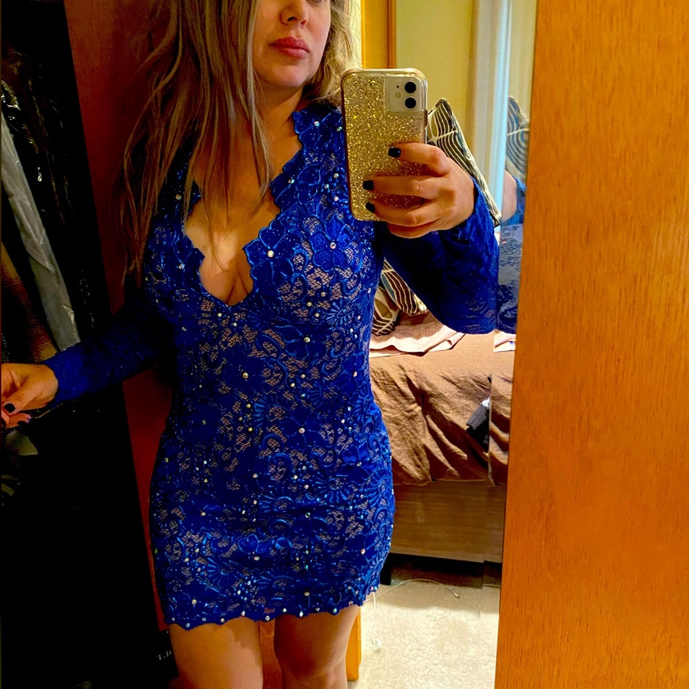 Beautiful blue dress size medium, never worn perfect for New Year’s Eve..